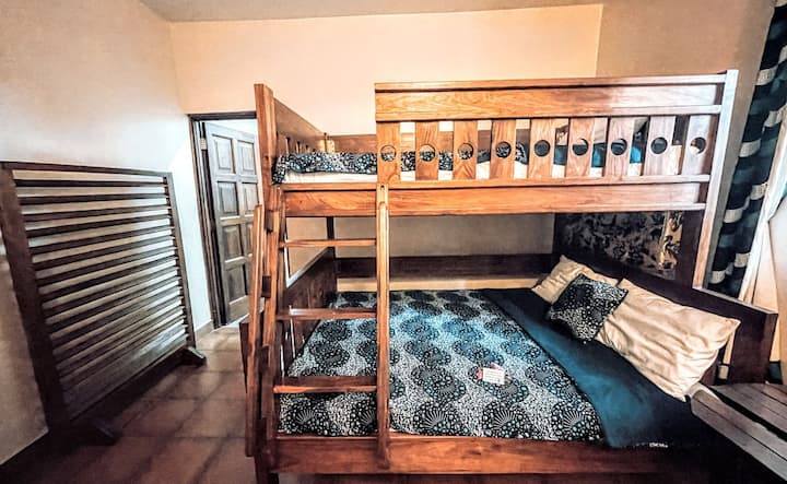 Toto Room
Queen Size spodná poschodová posteľ
Dvojposteľová horná poschodová posteľ