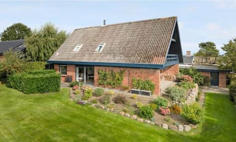 Family-villa with garden & view