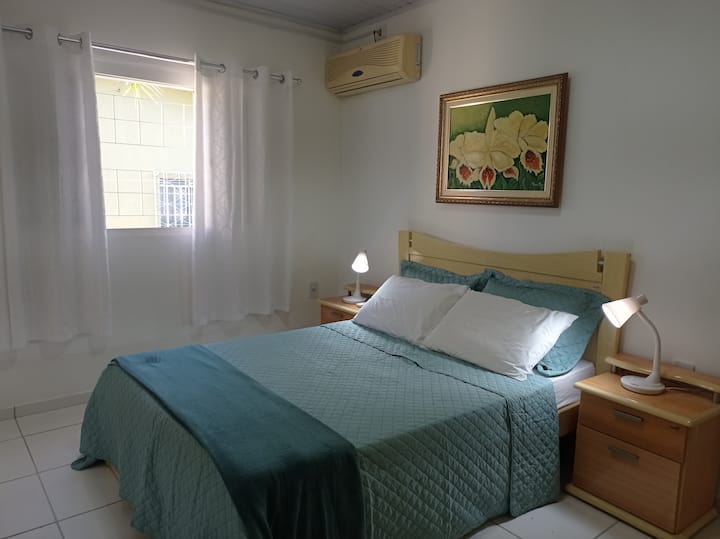 El dormitorio doble grande, con espejo grande, es en suite.