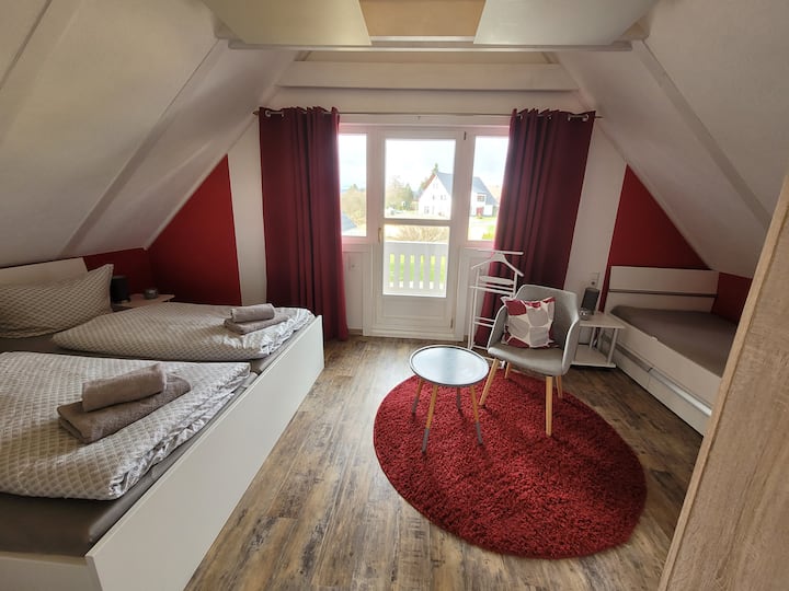 Chambre n ° 3 pour 3 personnes à l'étage avec balcon.