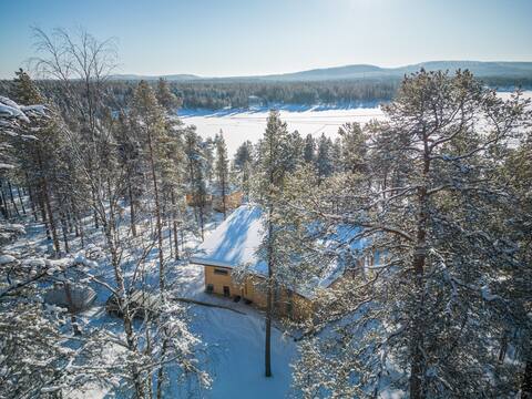 Stylish log cabin on the shore of Inarijärvi
