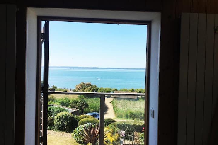 Cowes View Seaside Beach Cottage, On The Beach - Fareham