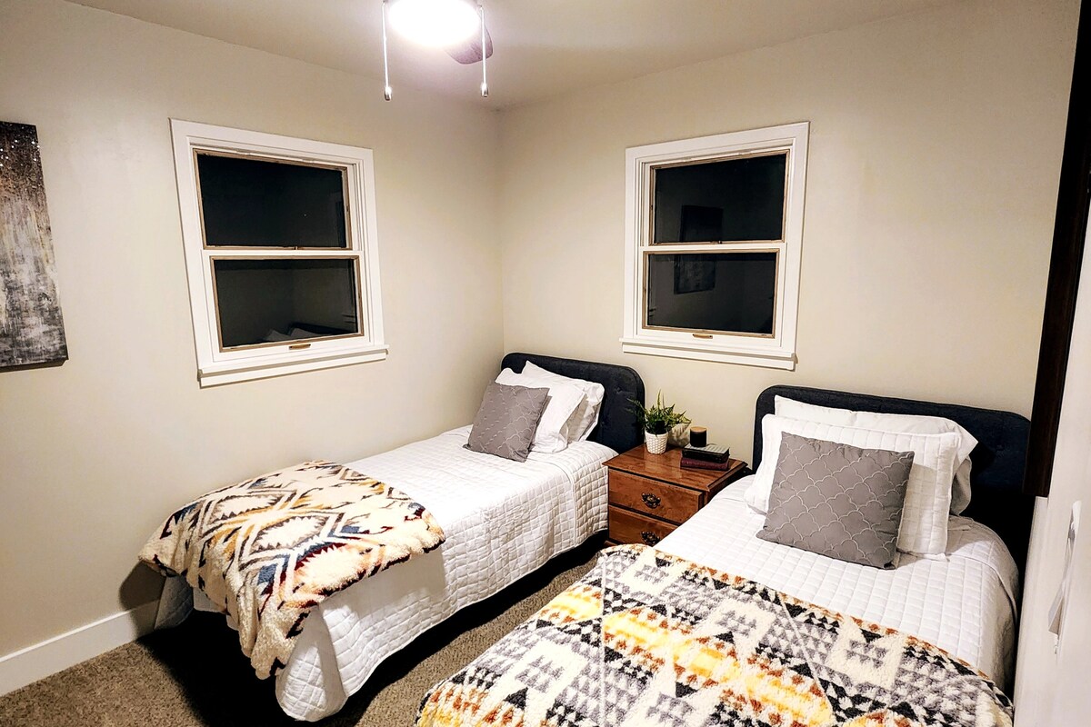 2 spavaće sobe s 2 odvojena kreveta i Smart TV-om

U spavaćoj sobi nalaze se 
Lucidni madraci
Ormar
Smart TV
i mnoštvo udobnih deka! 