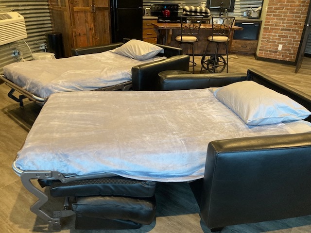 Les canapés convertibles peuvent accueillir une personne chacun.