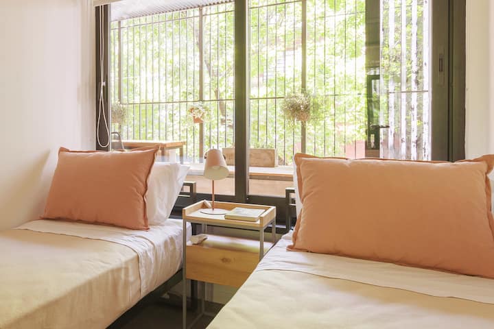 - ห้องนอนที่สอง - มี 2 เตียงขนาด 90 คูณ 2 เมตรและที่นอนที่สะดวกสบายสุดๆ.... เครื่องนอนทั้งหมดมีคุณภาพดีที่สุดเป็นผ้าฝ้ายที่ดีที่สุด..... มีแผ่นกระจกที่สมบูรณ์มาก.....