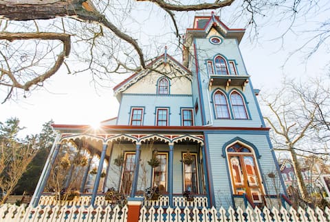 'The Abbey" - Historic Beach Block Villa