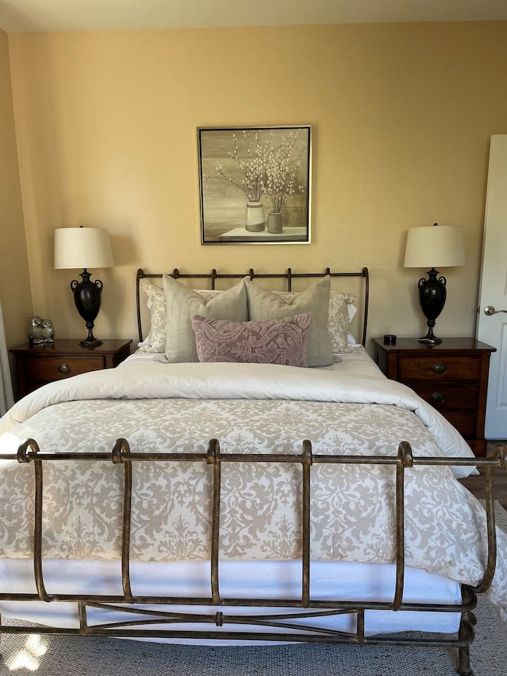 Queen room