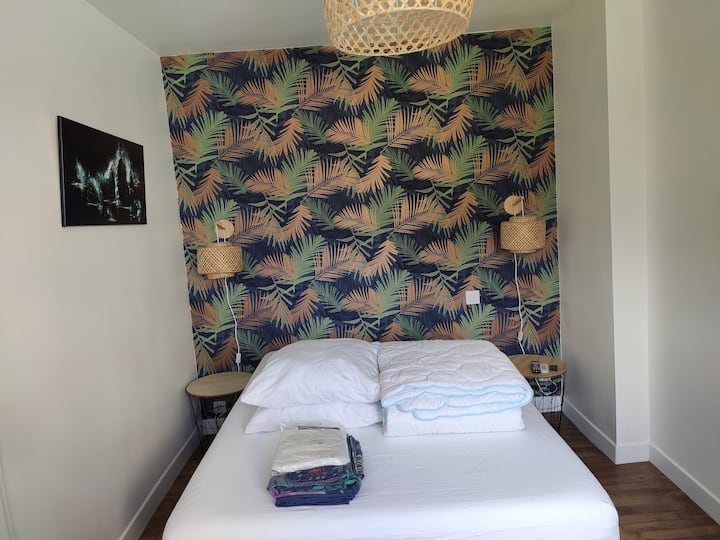 Slaapkamer op begane grond met 140 bedden, geheugenmatras, ingebouwde kast en werkruimte.
Dekbed en kussens aanwezig, evenals matrashoezen en een matrashoes voor eenmalig gebruik.