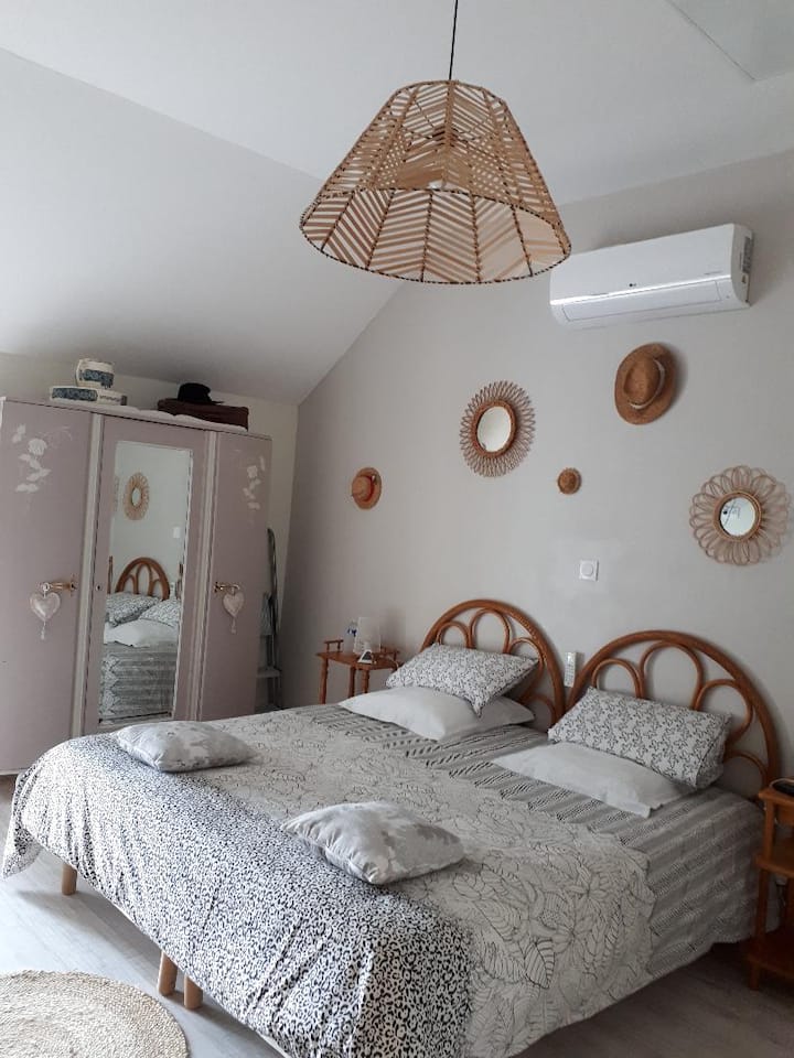 Chambre "zen", avec un grand lit de 180, transformable  en 2 lits 90.