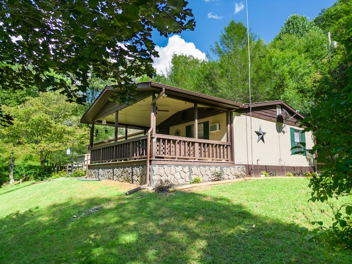 Cozy Creek Cottage in Cullowhee Houses for Rent in Cullowhee, North