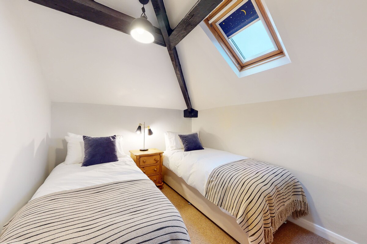 Kreveti za jednu osobu mogu se pretvoriti u bračni krevet (1,8x2). 

Prilikom ugovaranja rezervacije javite nam kako biste željeli da kreveti budu namješteni. 

