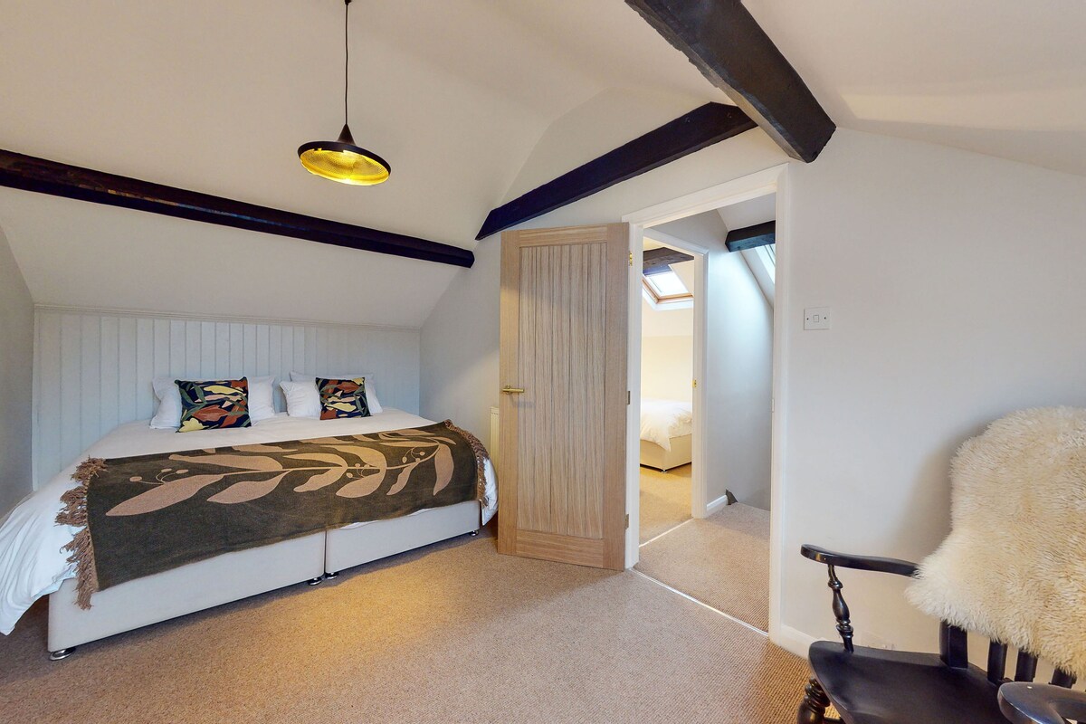 Super veliki bračni krevet, koji se može pretvoriti u dva kreveta za jednu osobu.