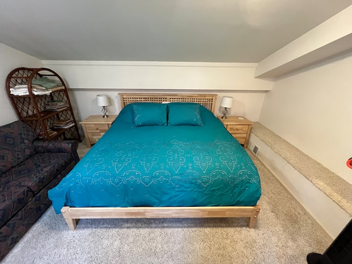 Në loft kemi një krevat dopio "king" shumë të rehatshëm.  FYI - lofti mund të nxehet shumë kur ngrohja ose zjarri është i ndezur. Kemi ofruar 2 ventilatorë për të ndihmuar. 