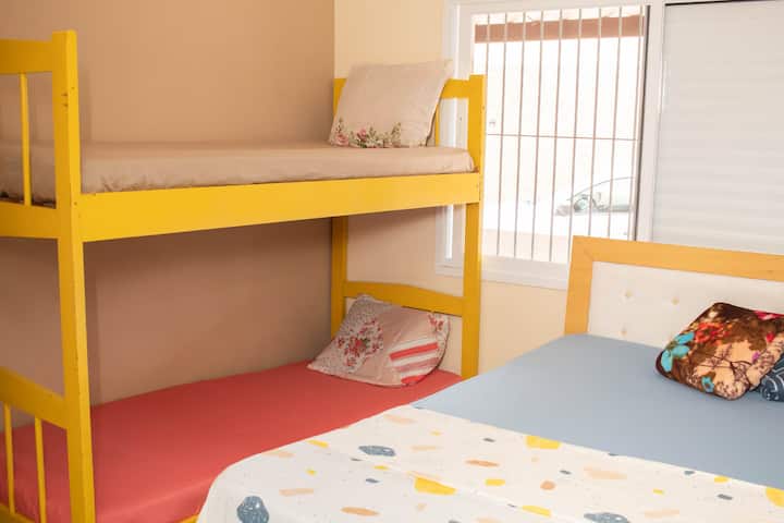 في هذه الغرفة، لدينا سرير بطابقين وسرير مزدوج واحد وخزانة ملابس واحدة و 4 أغطية سرير مزدوجة مفردة أخرى