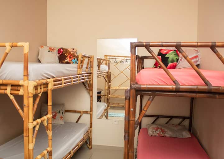 في هذه الغرفة لدينا سريران بطابقين وخزانة ملابس واحدة وشرفة سقف