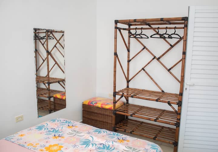 هذه الغرفة عبارة عن جناح ، مع سرير مزدوج وخزانة ملابس ، ونافذة تطل على حمام السباحة