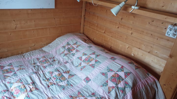 Една от двете спални на приземния етаж. 140 см двойно легло.