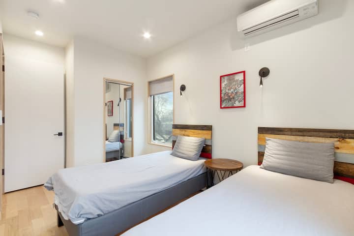 El dormitorio n.º3 cuenta con camas dobles individuales con ventanas que dan al norte y al oeste. También contiene un armario y las camas individuales se pueden combinar en una cama tamaño king.