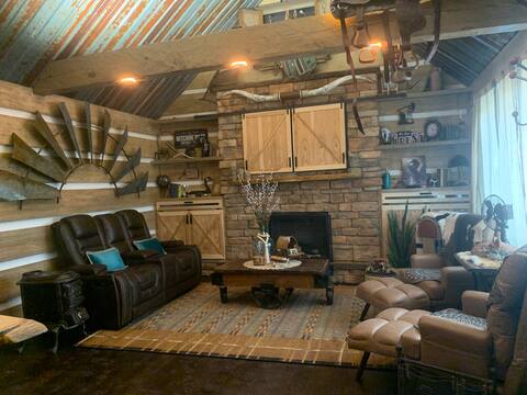 Popular Airbnb listing: Luxe Cabin+Hot Tub+No Xtra Fees in Hot Springs