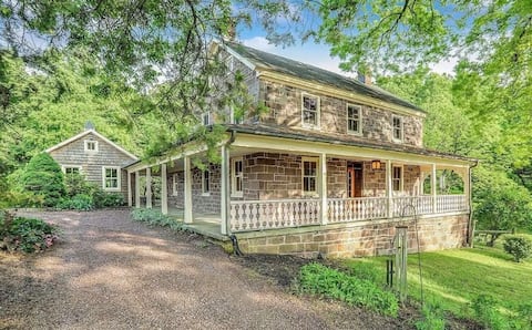 Cozy renovated 1829 Farmhouse
