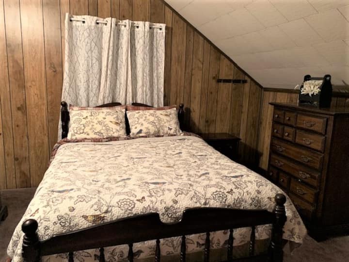 Dormitorio de invitados con cama tamaño queen