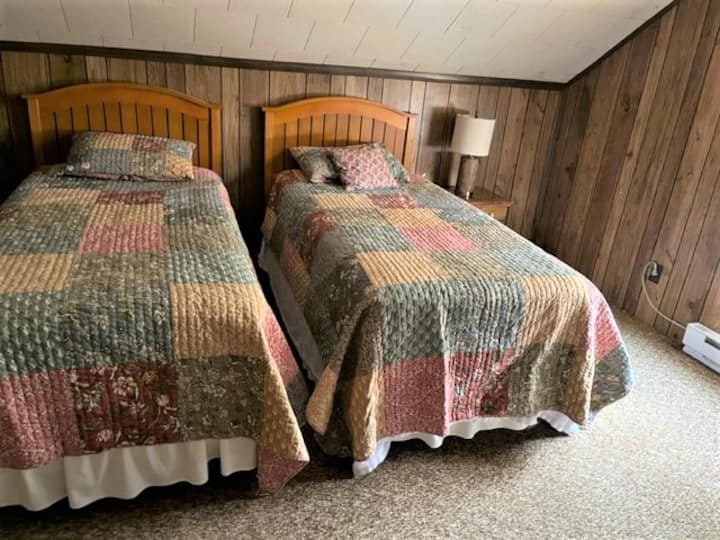 Dormitorio de invitados con dos camas individuales