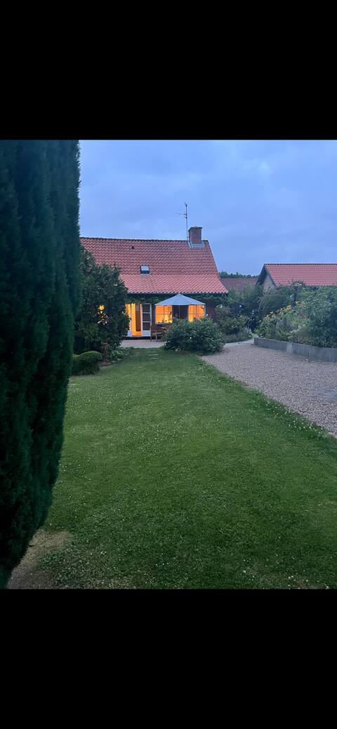 Hus ved strand & by