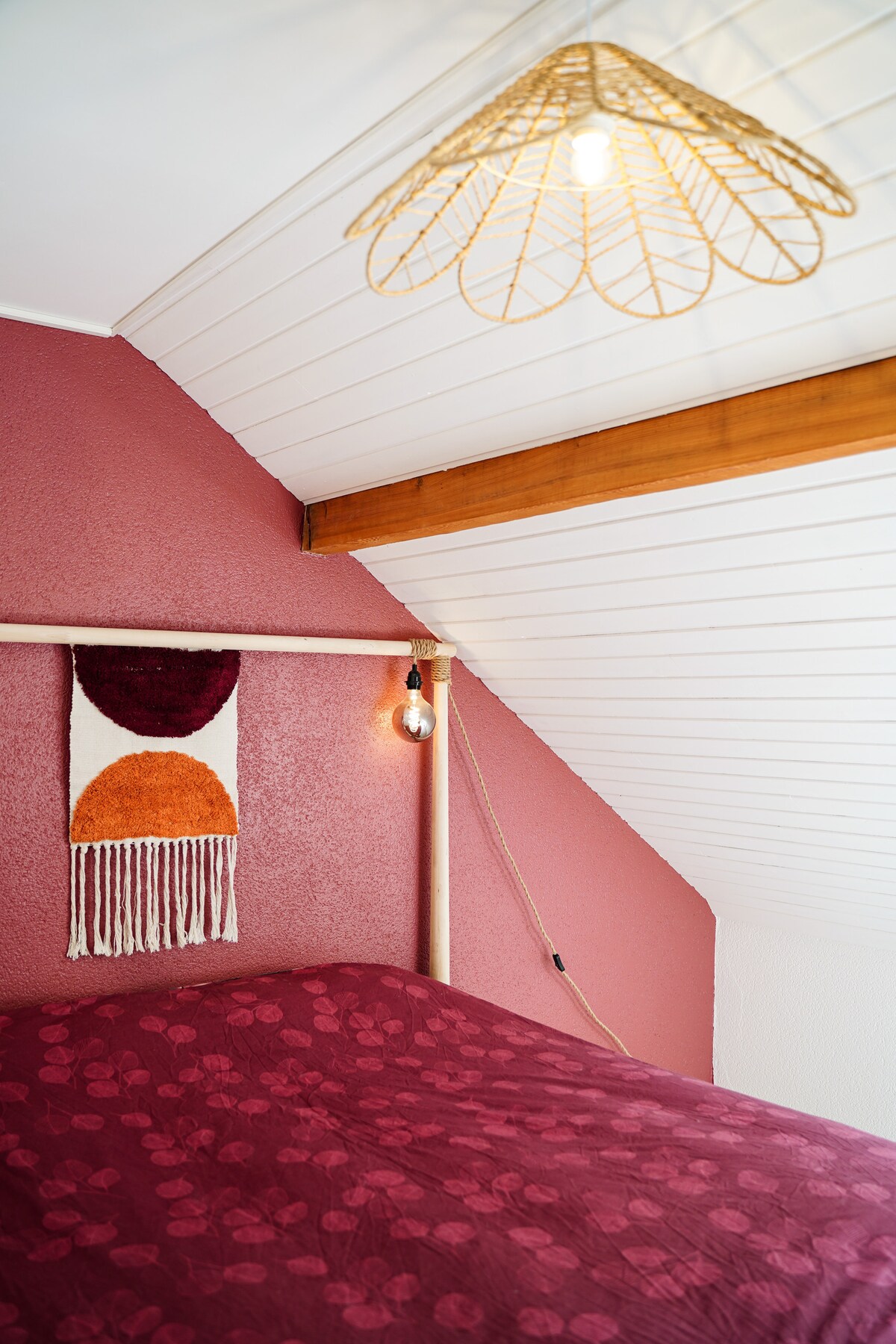 Chambre rose composée d’un lit double (160 x 200 cm)