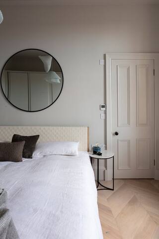 Stunning 3-Bed Castle Views in Historic Edinburgh gallery image 5