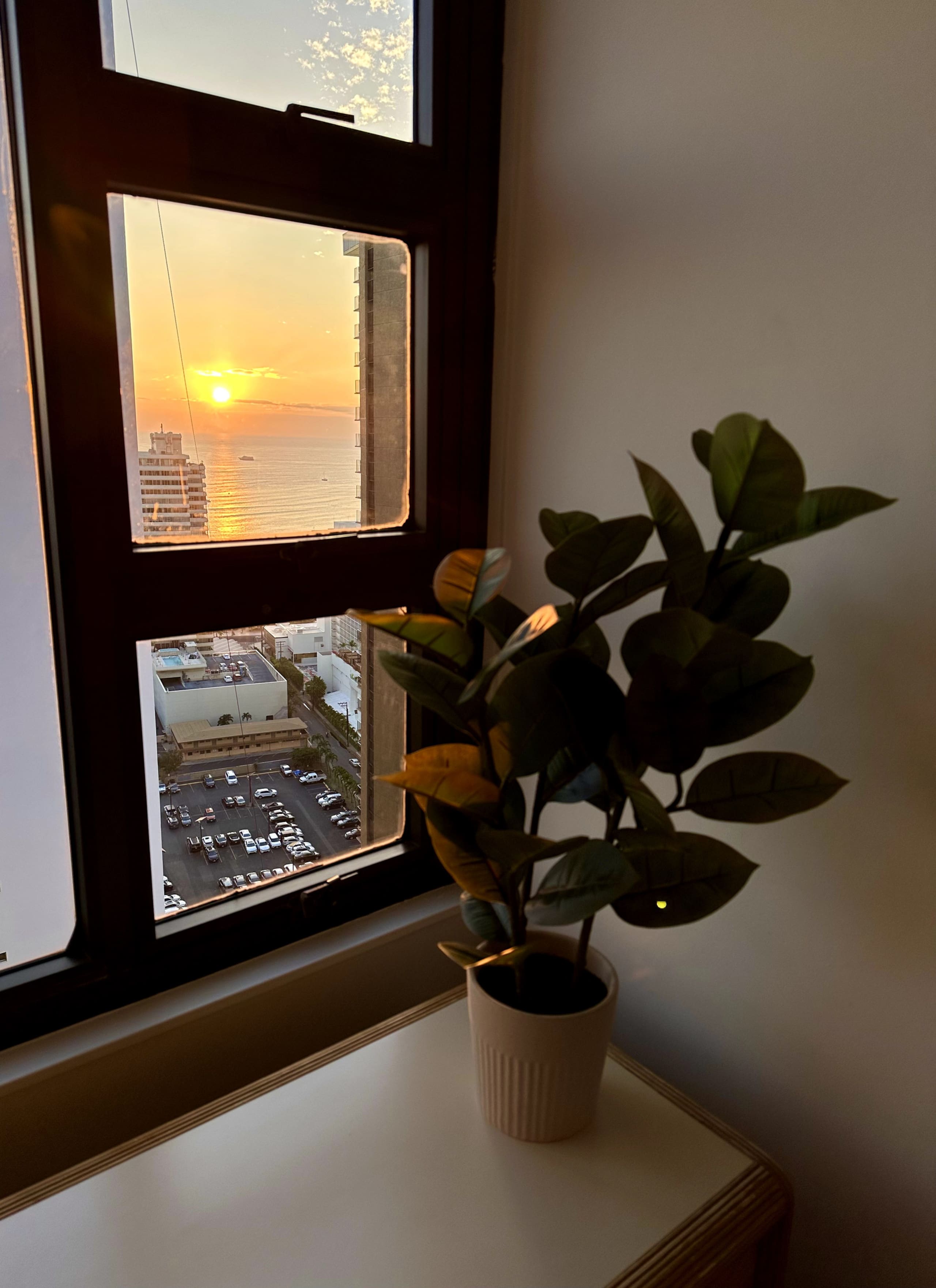 Kingsize bed | near Waikiki beach | Free Parking! - Image 15