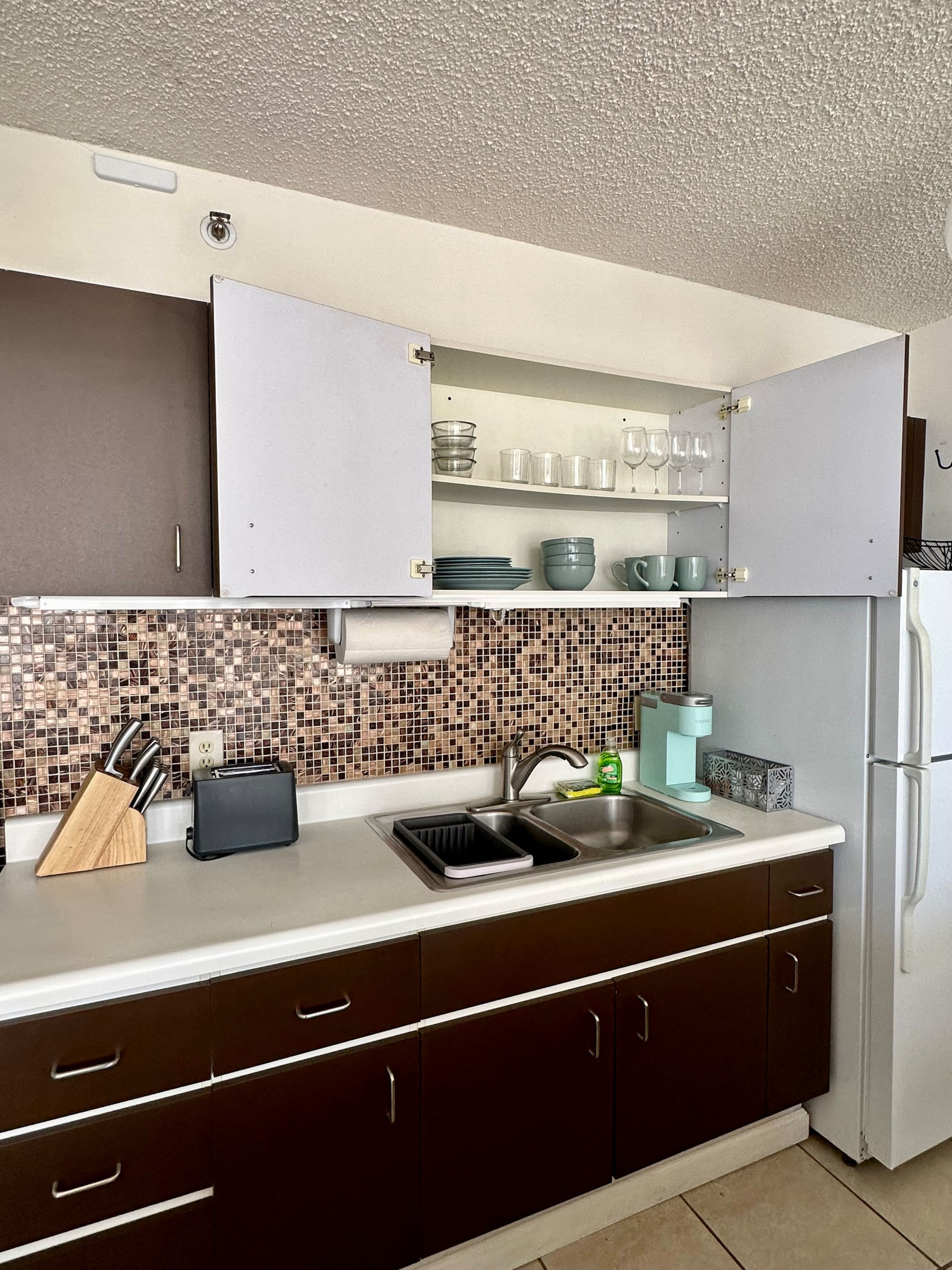 Kingsize bed | near Waikiki beach | Free Parking! - Image 12