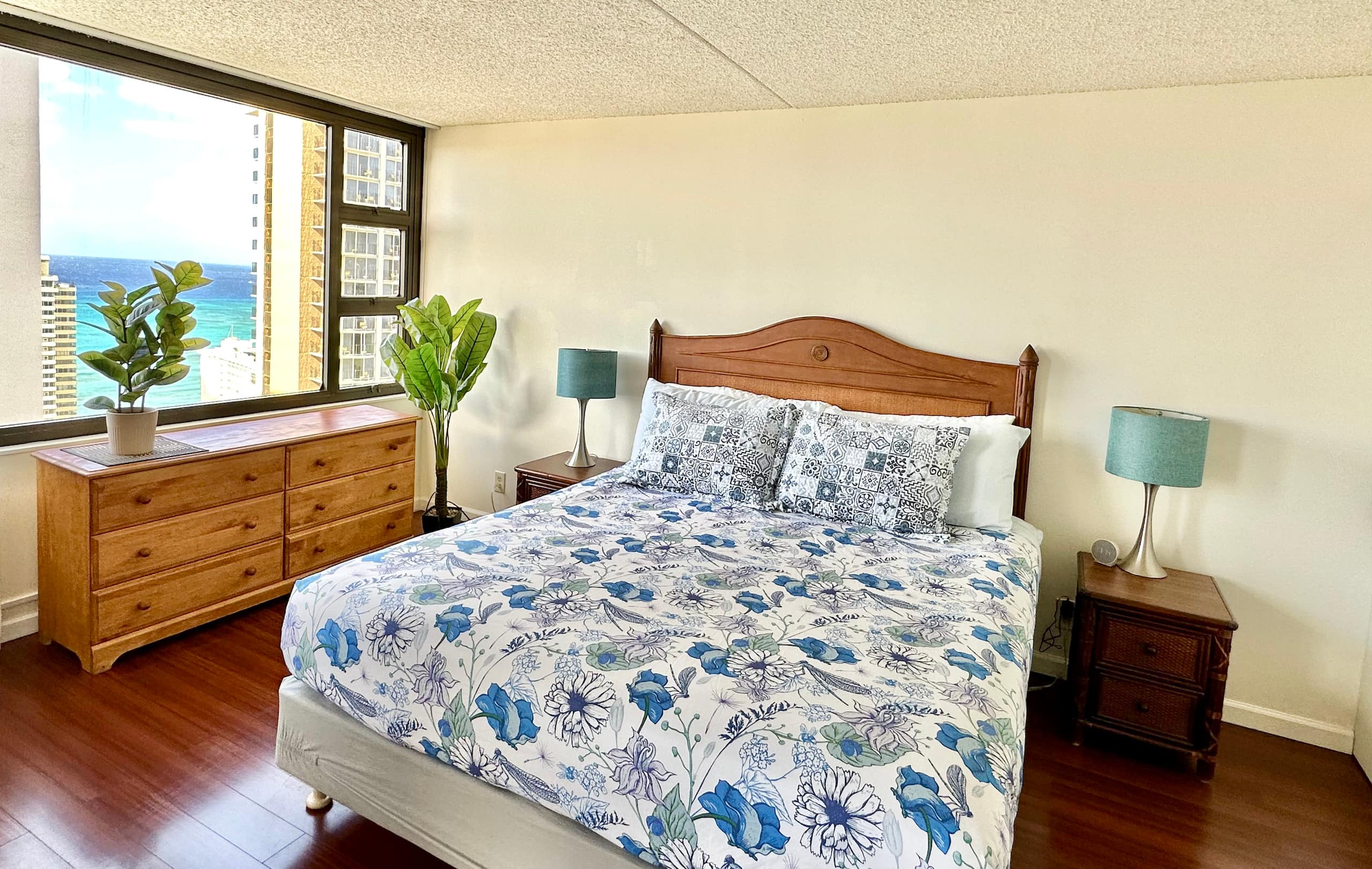 Kingsize bed | near Waikiki beach | Free Parking! - Image 14
