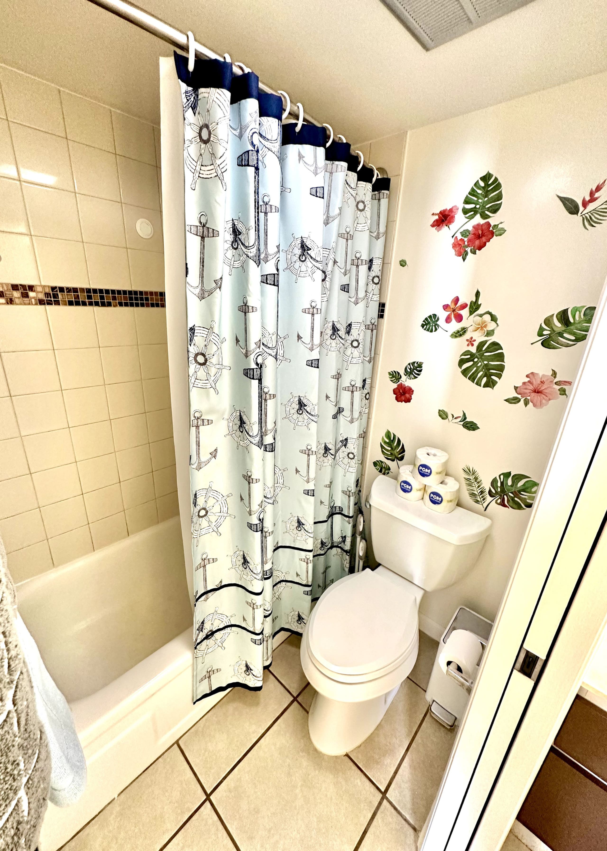 Kingsize bed | near Waikiki beach | Free Parking! - Image 20