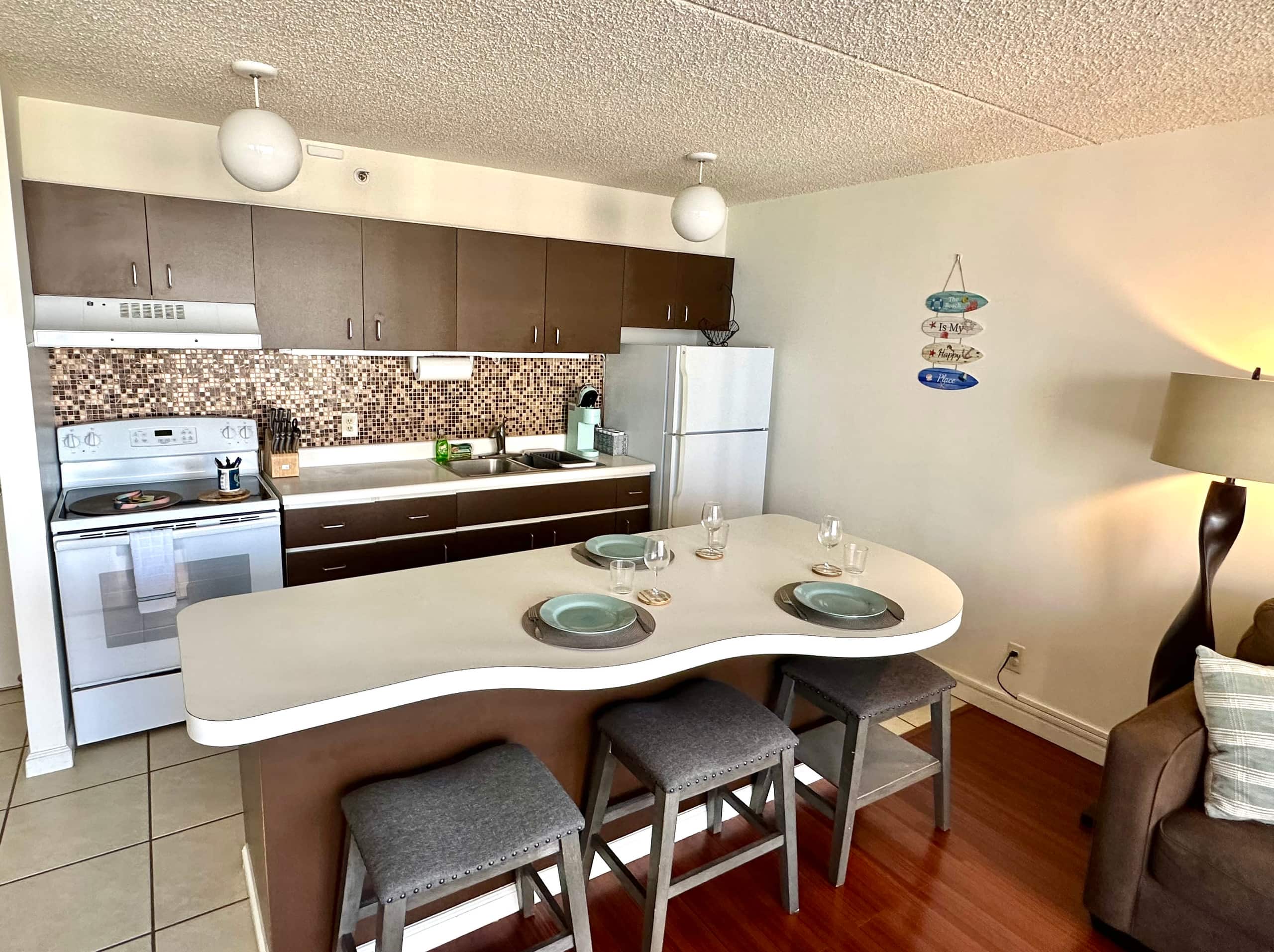 Kingsize bed | near Waikiki beach | Free Parking! - Image 13