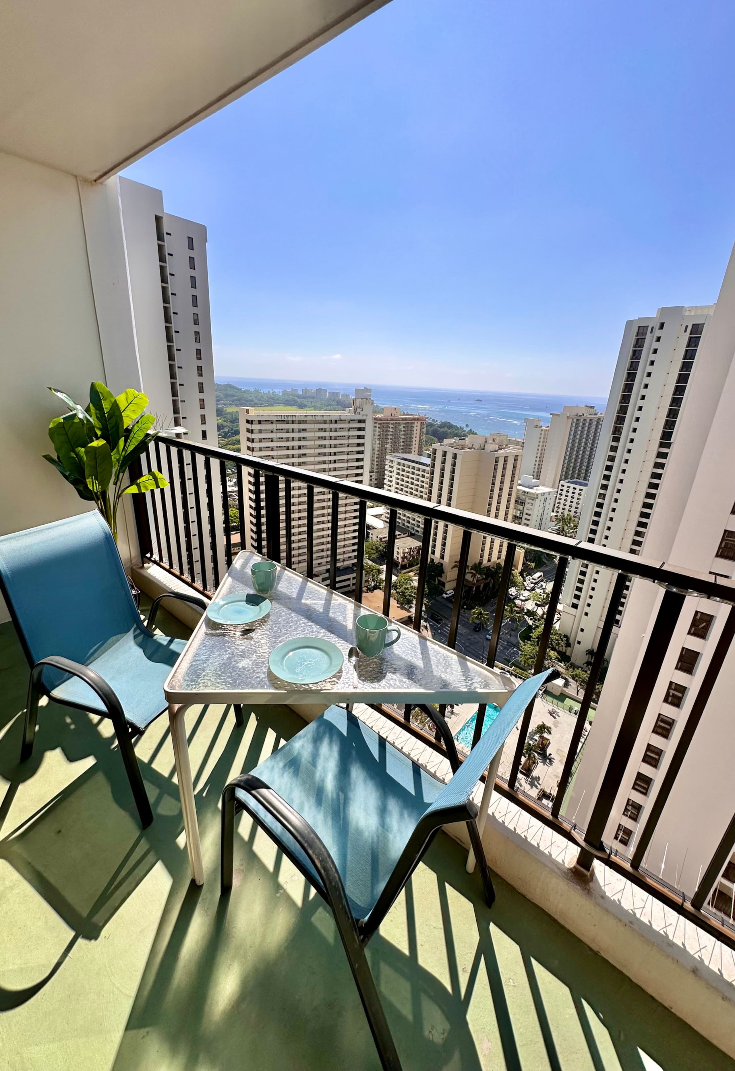 Kingsize bed | near Waikiki beach | Free Parking! - Image 21