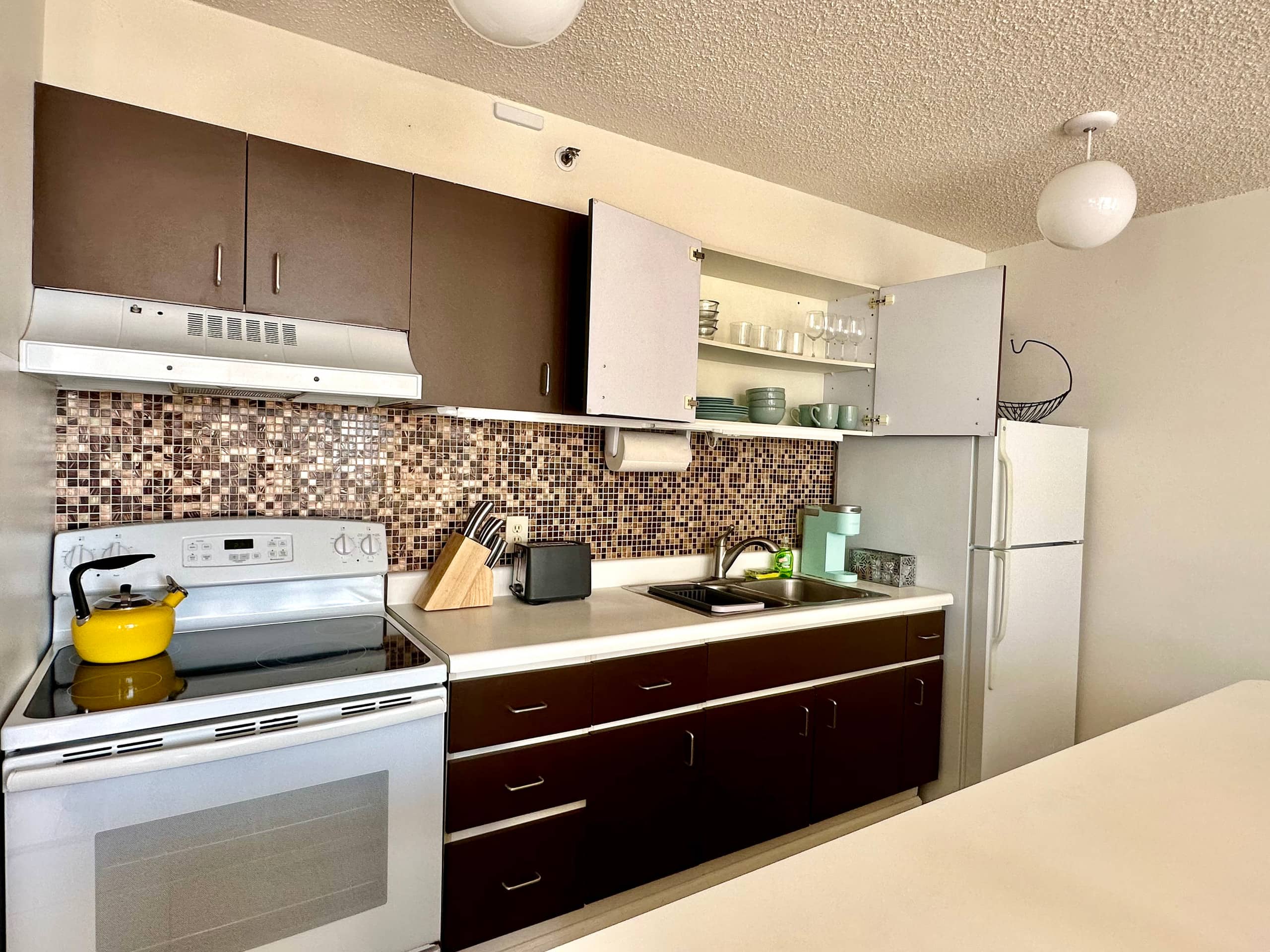 Kingsize bed | near Waikiki beach | Free Parking! - Image 6