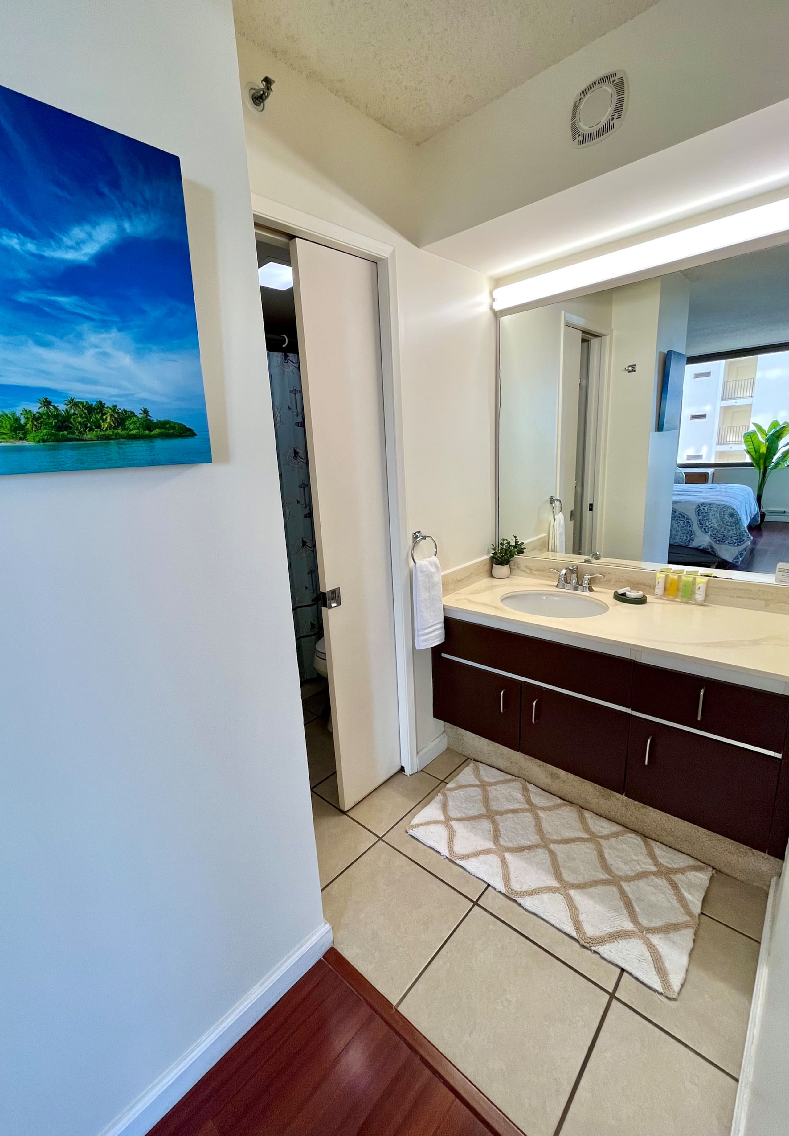 Kingsize bed | near Waikiki beach | Free Parking! - Image 19