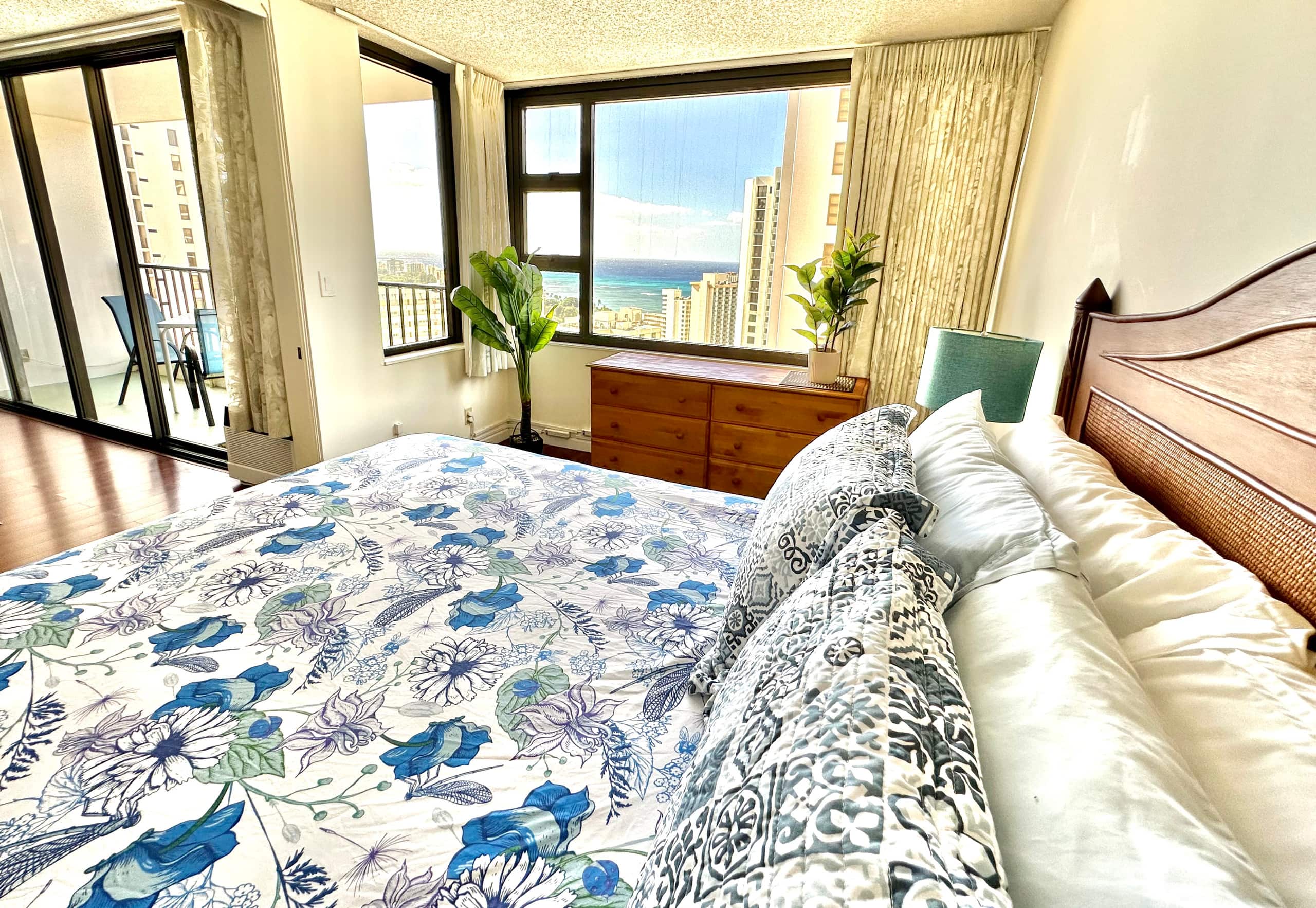 Kingsize bed | near Waikiki beach | Free Parking! - Image 16