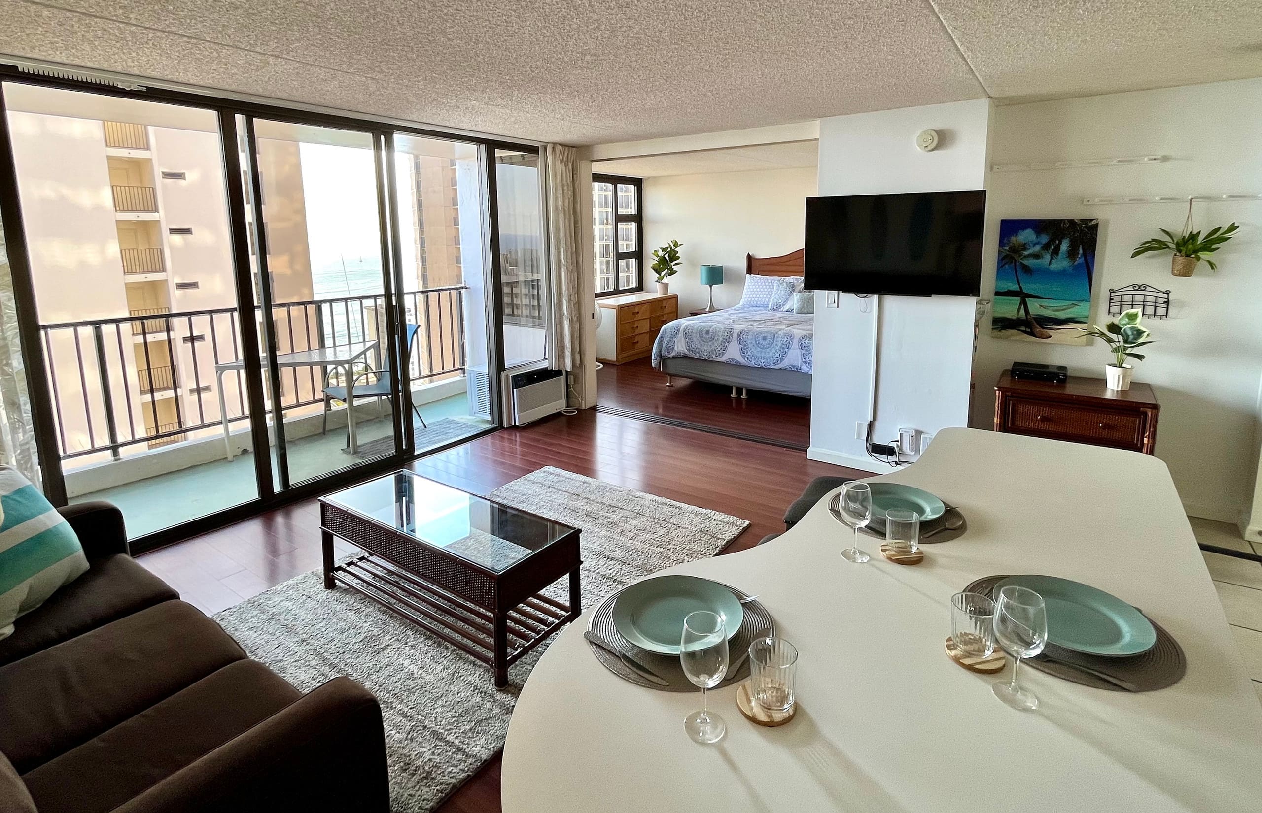 Kingsize bed | near Waikiki beach | Free Parking! - Image 1