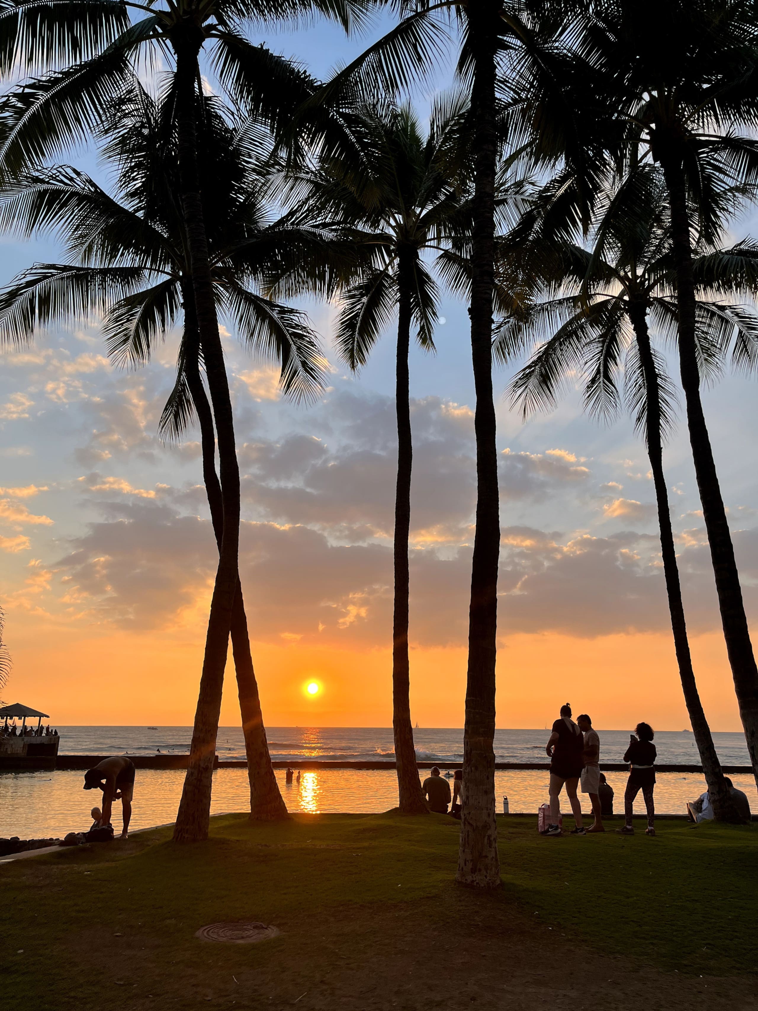 Kingsize bed | near Waikiki beach | Free Parking! - Image 32