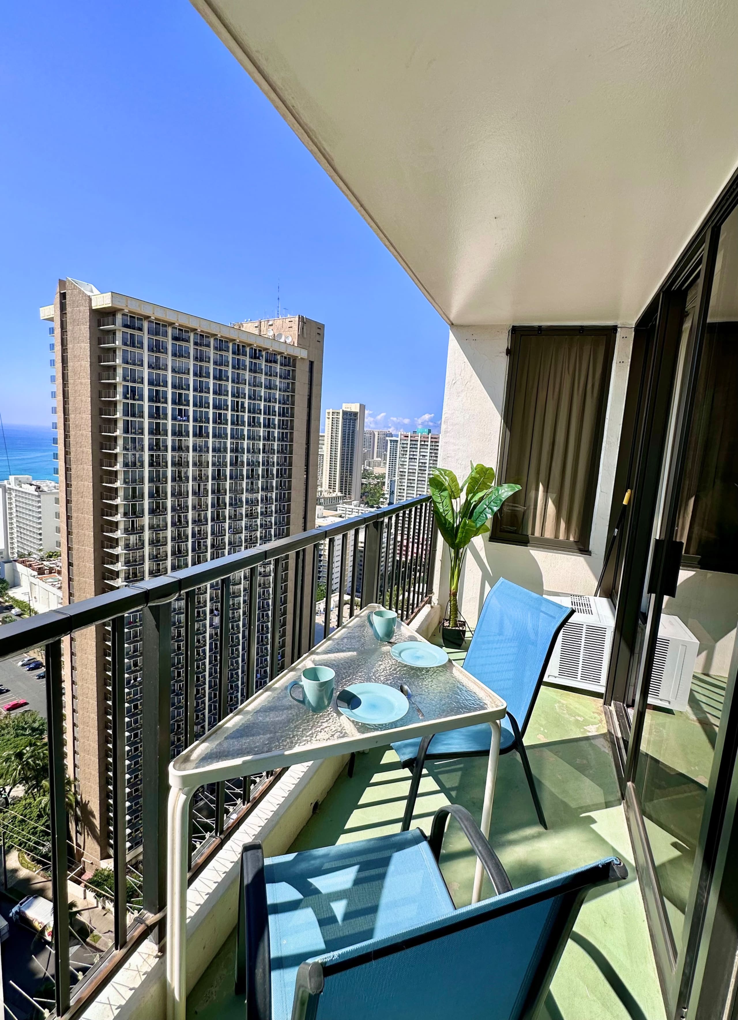 Kingsize bed | near Waikiki beach | Free Parking! - Image 22