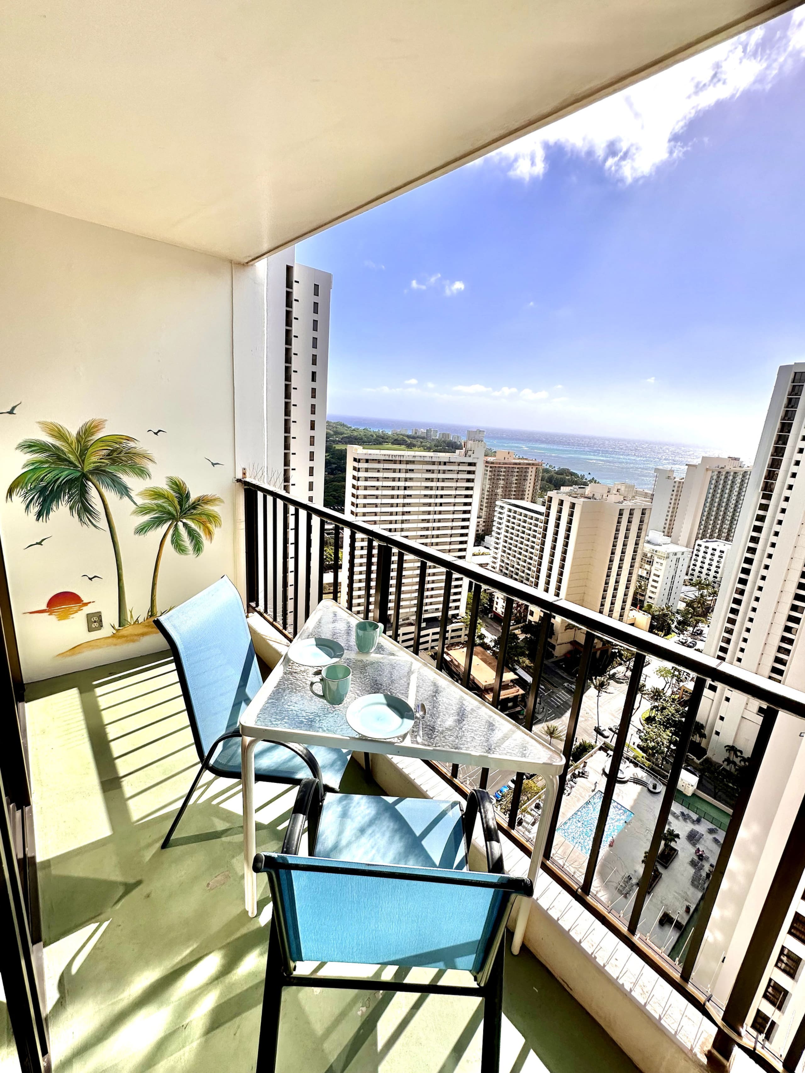 Kingsize bed | near Waikiki beach | Free Parking! - Image 24
