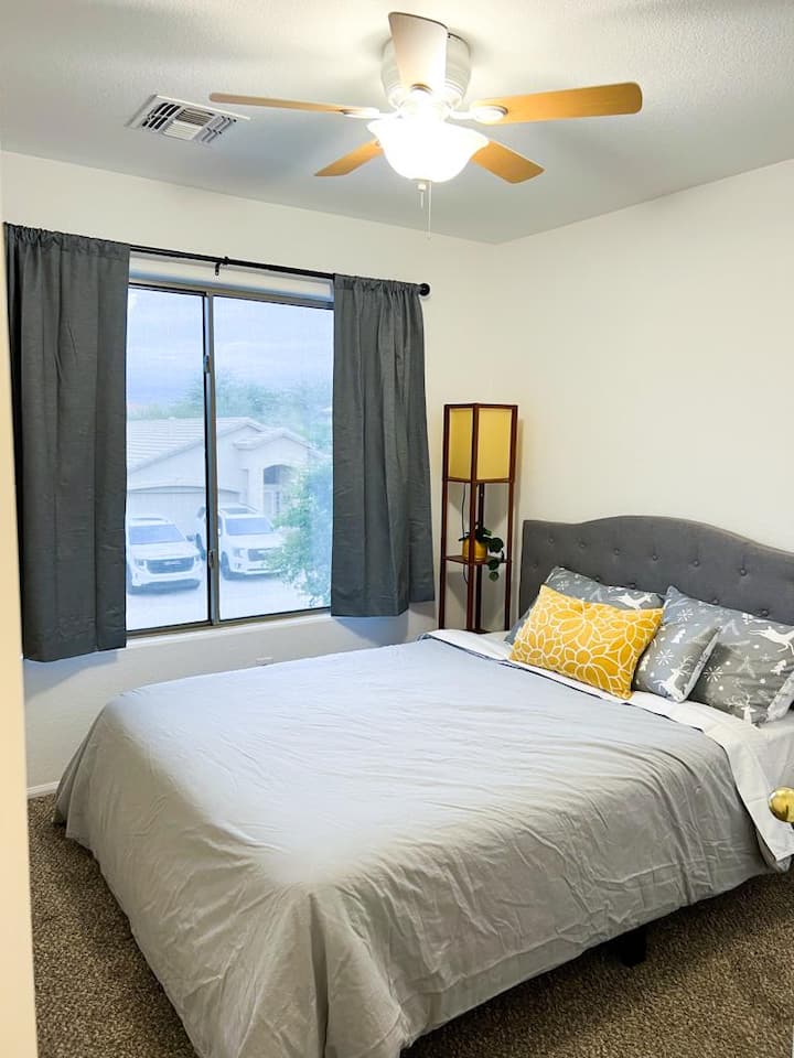 Спалня №3 с двойно легло queen size, чисто спално бельо и голям килер с място за целия ви багаж. 