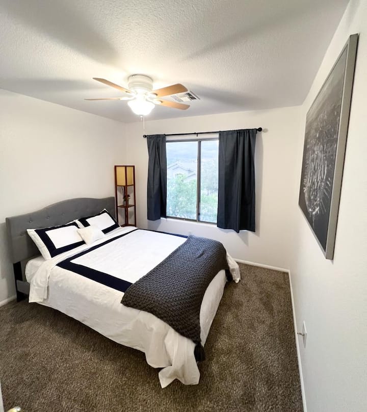 Спалня №2 с двойно легло queen size, чисто спално бельо и голям килер с място за целия ви багаж. 