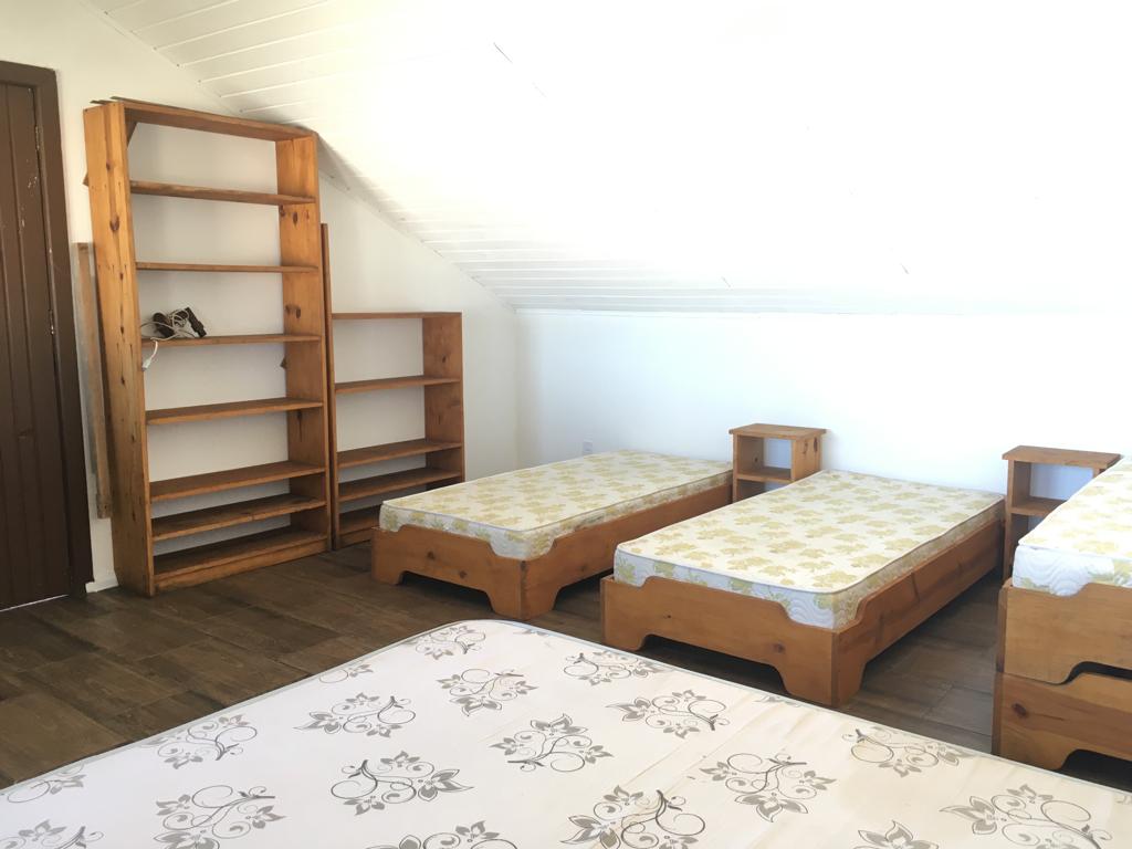 غرفة نوم في الطابق العلوي بسرير مزدوج واحد و 4 أسرّة مفردة قابلة للتكديس