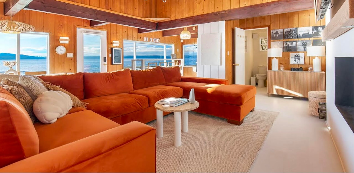 Преголемиот дел за спиење е совршен за квалитетно време, одлична пладневна дремка, уживање во океанот или гледање нешто на паметниот екран од 65 инчи пред електричниот камин. Душекот со мемори пена се склопува.