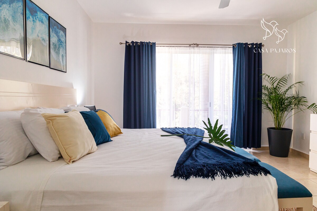 Всяка стая има изглед... Основната спалня разполага със самостоятелен достъп до терасата.