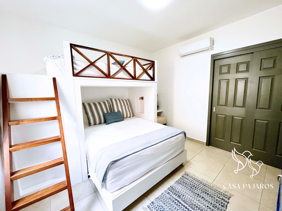 На разположение е и килер за синята стая.