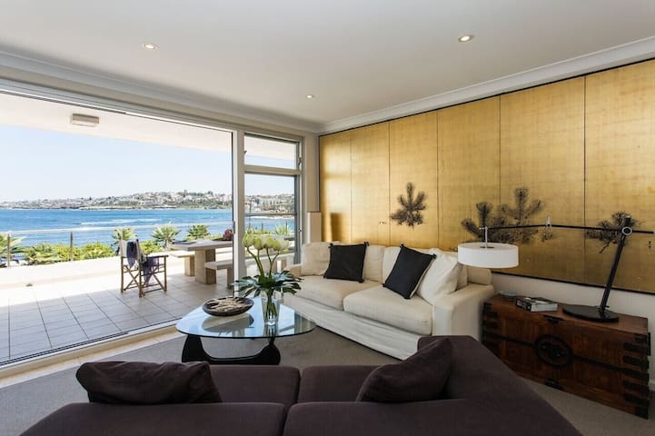 Clovelly lux Beachfront | 25m to Ocean • Sleeps 6
