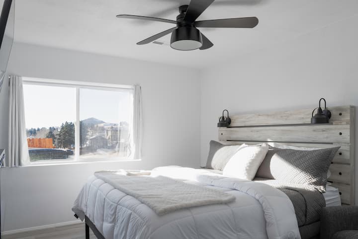 Bedroom 2
King Size, Sleep Number adjustable Bed, Fireplace, smart TV